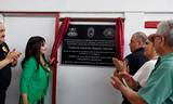 La alcaldesa Norma Bustamante junto al director de bomberos, Rubén Darío Osuna develan la placa dandole el nombre del teniente Eduardo Esquér Sandez a la estación