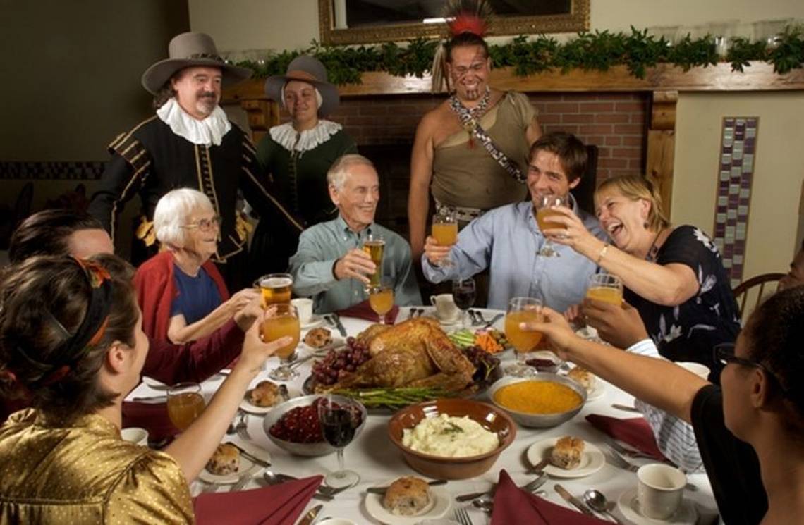 Dinner day. День Благодарения в США. Традиции празднования дня Благодарения в США. Человек празднующий день Благодарения. Американский праздник день Благодарения.